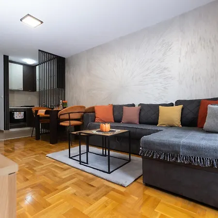 Stan Na Dan Aurora Apartment